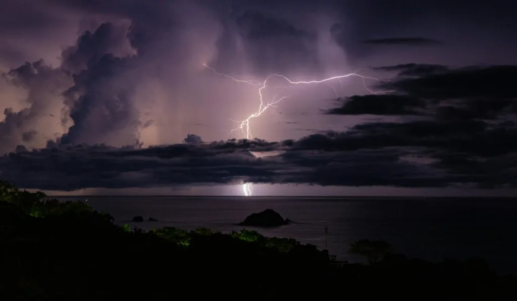 Uma foto do céu com nuvens carregadas, simbolizando a chegada de tempestades