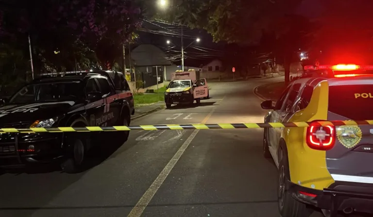 Jovem estava com amigos quando foi surpreendido por atiradores