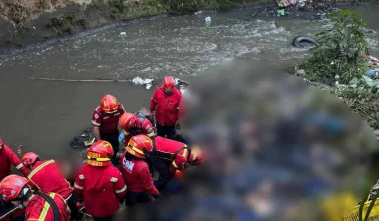 Corpos caídos no chão após acidente de ônibus