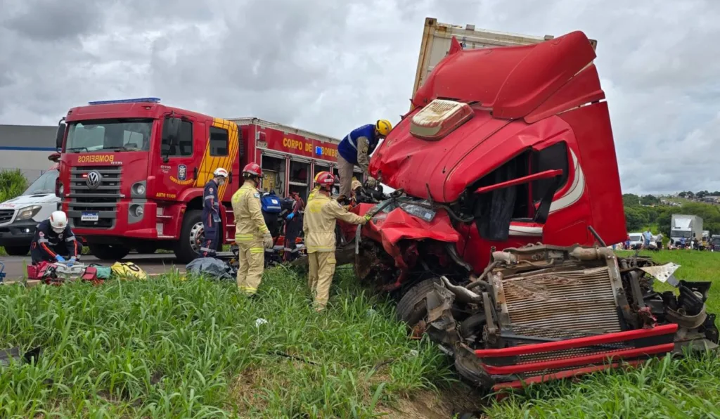 acidente com três carretas na BR-163, em Toledo
