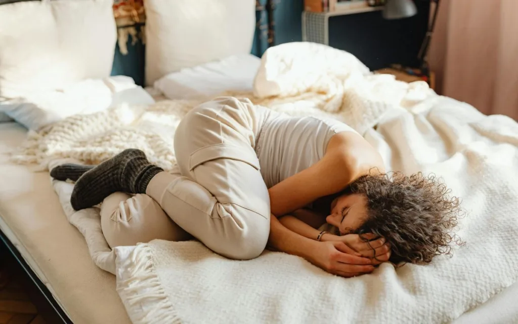 Dormir em posição fetal é mais comum entre as mulheres, representando cerca de 51% da população: timidez