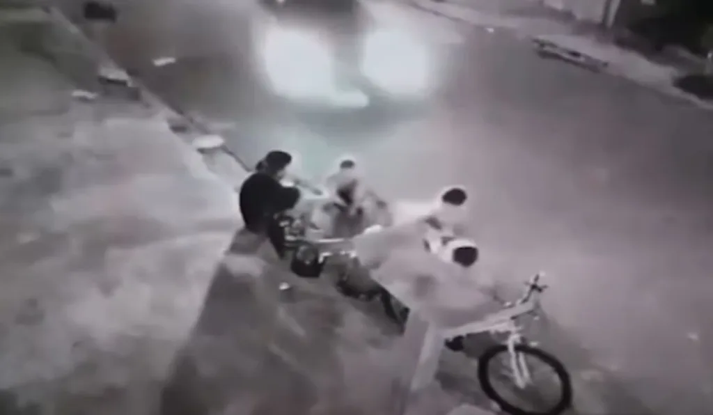 Crianças são atropeladas enquanto brincavam em calçada; suspeito estava embriagado