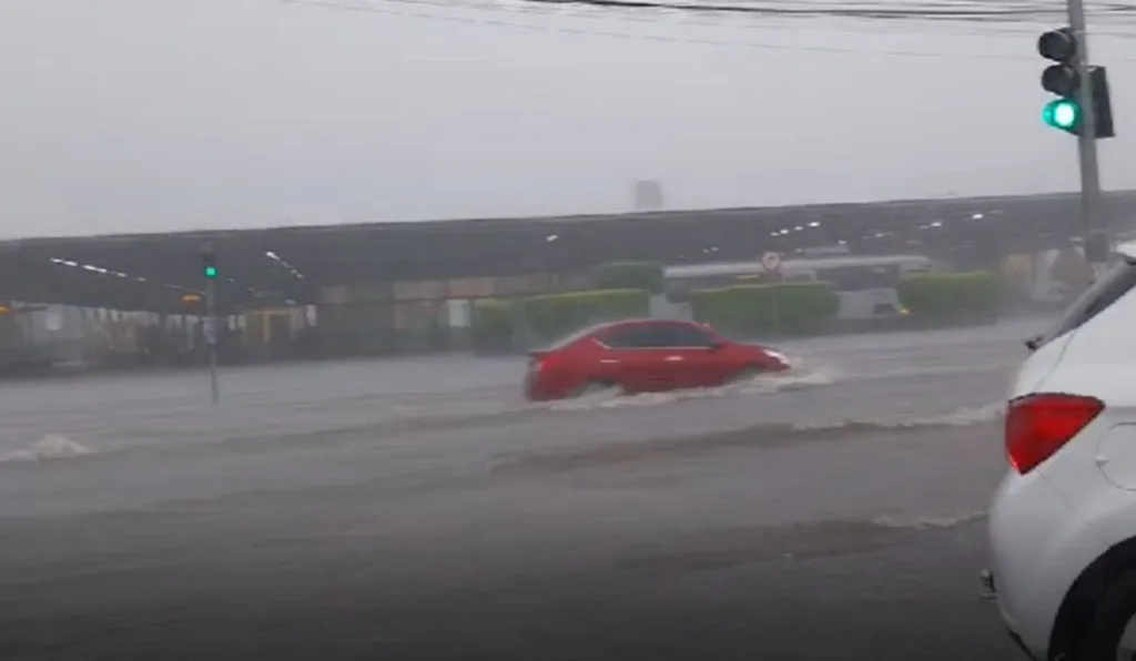 Curitiba registra queda de granizo e forte chuva causa alagamentos; veja imagens