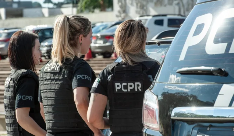 policiais e viatura da Polícia Civil do Paraná