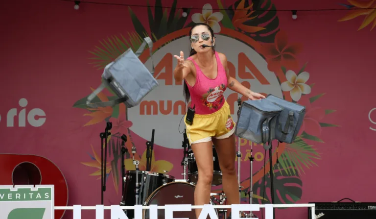 promoter distribuindo brindes na arena mundo ric 2025