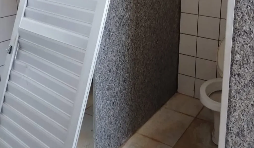 Porta danificada no estádio Albino Turbay, em Cianorte