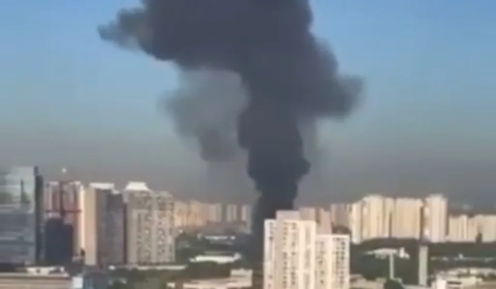 Avião cai e atinge ônibus em avenida de São Paulo; vídeo