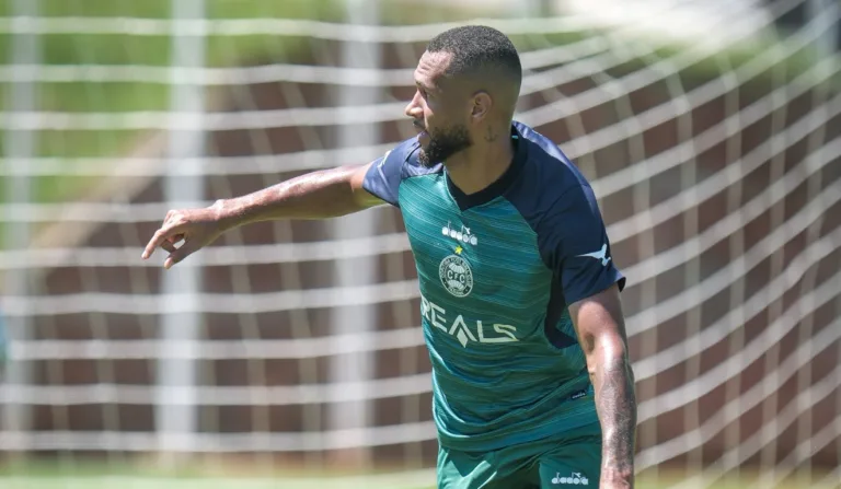 Gustavo Coutinho treinou com o elenco do Coritiba em Maringá