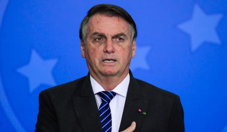 Bolsonaro chama denúncia de 'truque' e afirma ser 'líder de oposição democrática'