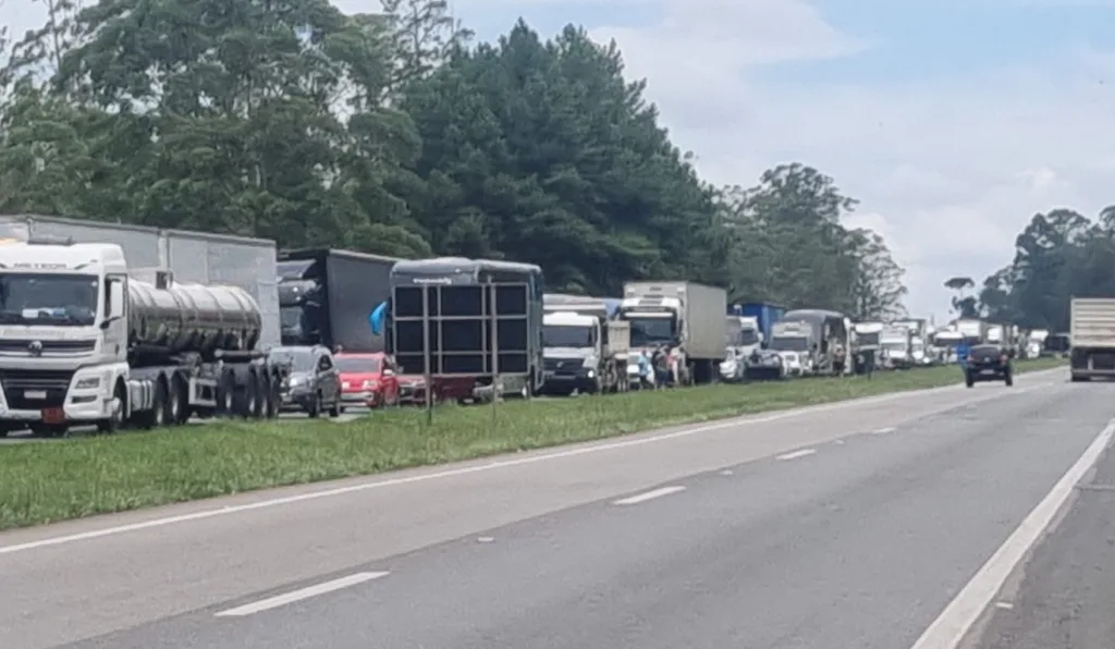 Fila de veículos no Contorno Leste e produto químico derramado na pista.