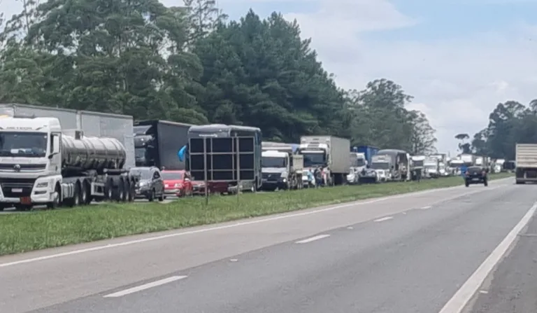 Fila de veículos no Contorno Leste e produto químico derramado na pista.