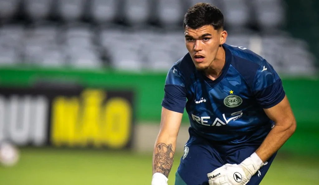 Goleiro Pedro Morisco, do Coritiba.