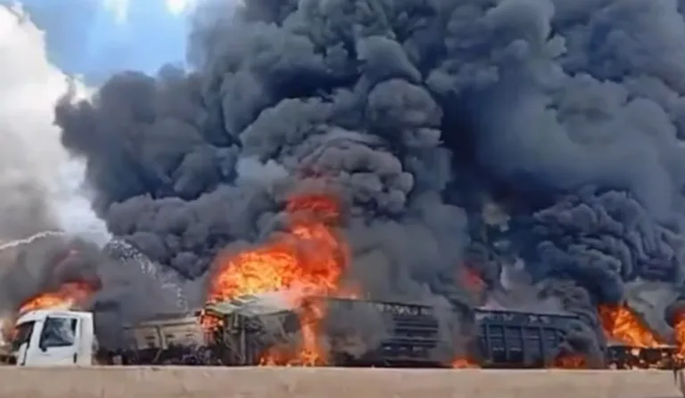 caminhões incendiados