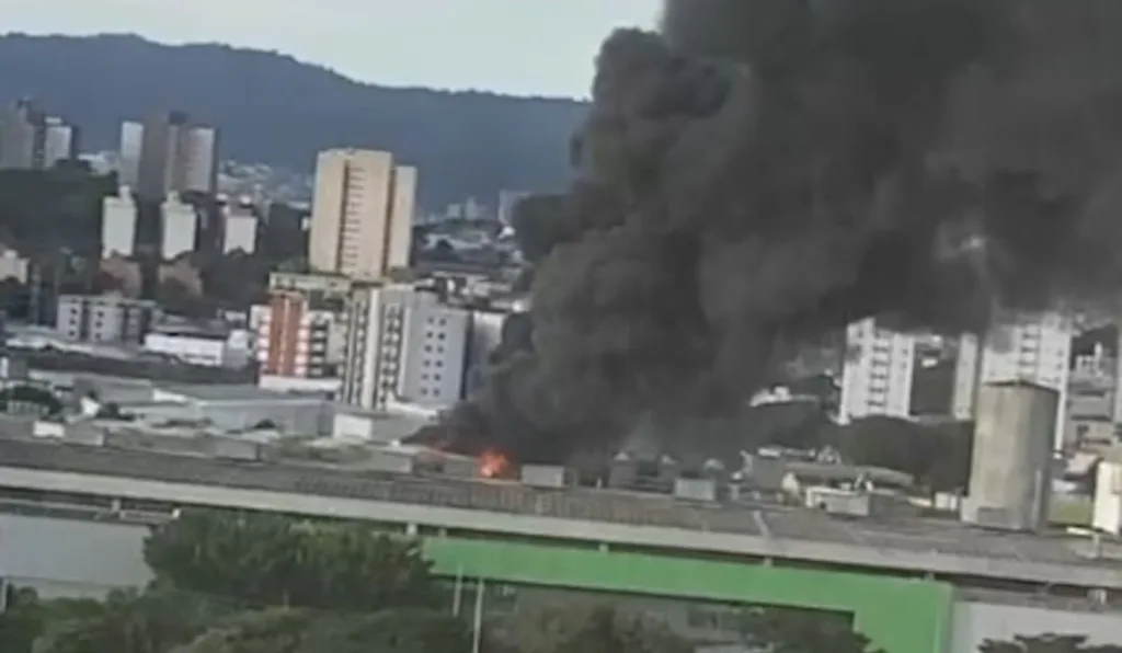 Incêndio atingindo fábrica de tintas