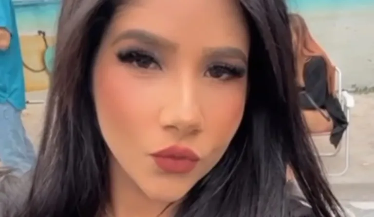 Mell era estudante de pedagogia e terminou o relacionamento há pouco tempo