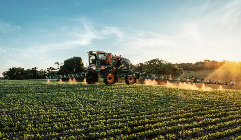 máquina agricola na lavoura