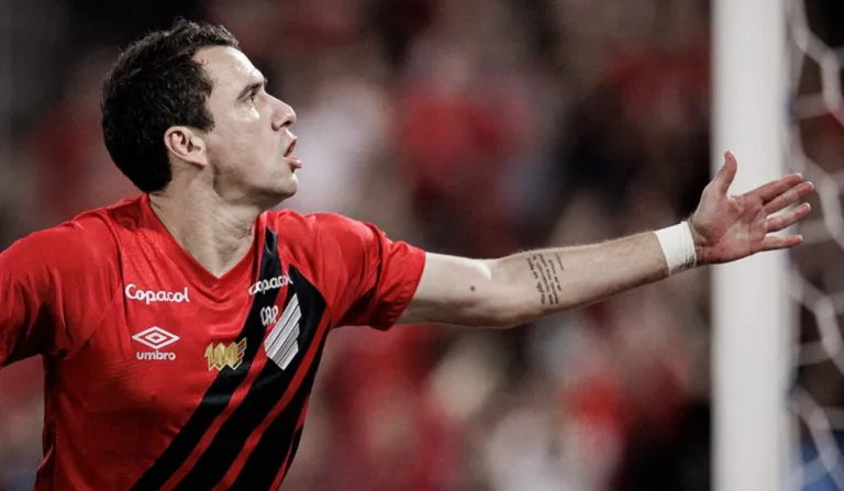 Pablo comemorando gol com a camisa do Athletico na Ligga Arena