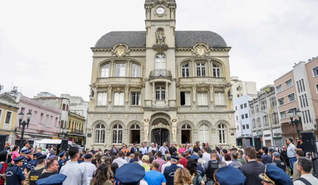 Prefeito Eduardo Pimentel com o vice-governador Darci Pianna, o secretário de Segurança Pública, Hudson Teixeira, e demais autoridades, lança a operação