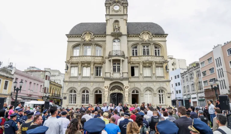 Prefeito Eduardo Pimentel com o vice-governador Darci Pianna, o secretário de Segurança Pública, Hudson Teixeira, e demais autoridades, lança a operação
