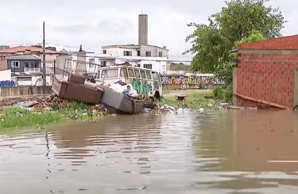Imagens da chuva em Curitiba. Temporais deixaram famílias ilhadas no bairro Parolin 