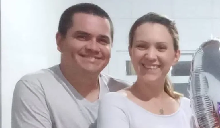 marido ao lado de suspeita do caso do bolo envenenado