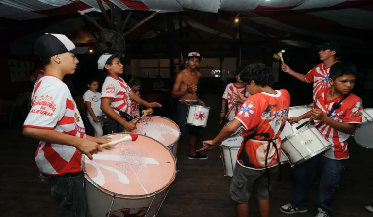 Desfile em Curitiba da escola de samba Embaixadores da Alegria.