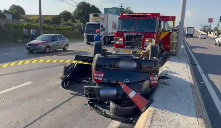 Carro capotado e viatura do corpo de bombeiros