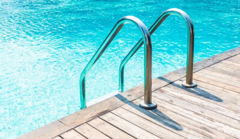 Escada de piscina