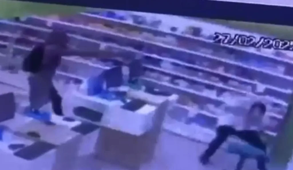 funcionário de farmácia sendo morto a tiros de revolver