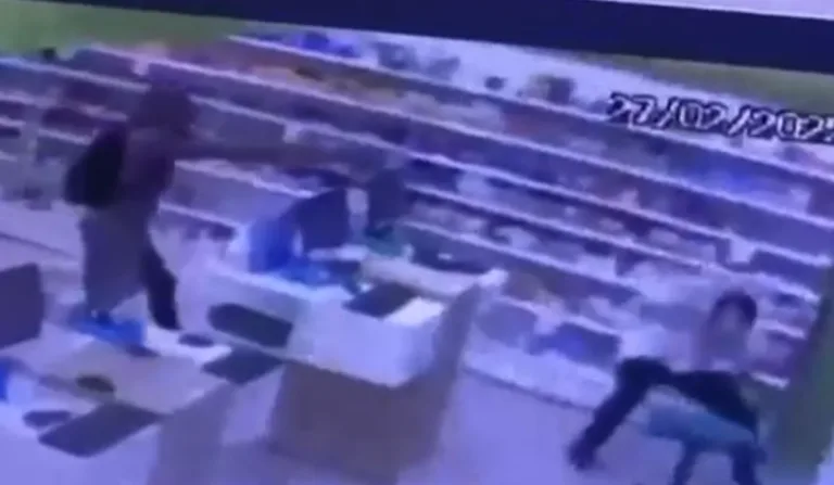 funcionário de farmácia sendo morto a tiros de revolver