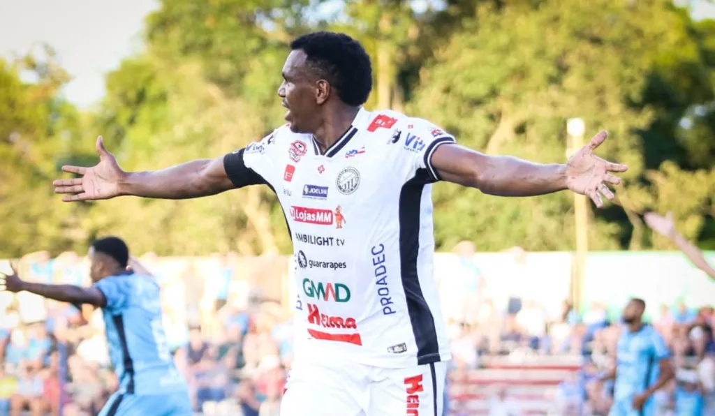 Jacy após fazer um gol com a camisa do Operário