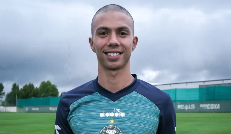 João Almeida, lateral-esquerdo do Coritiba