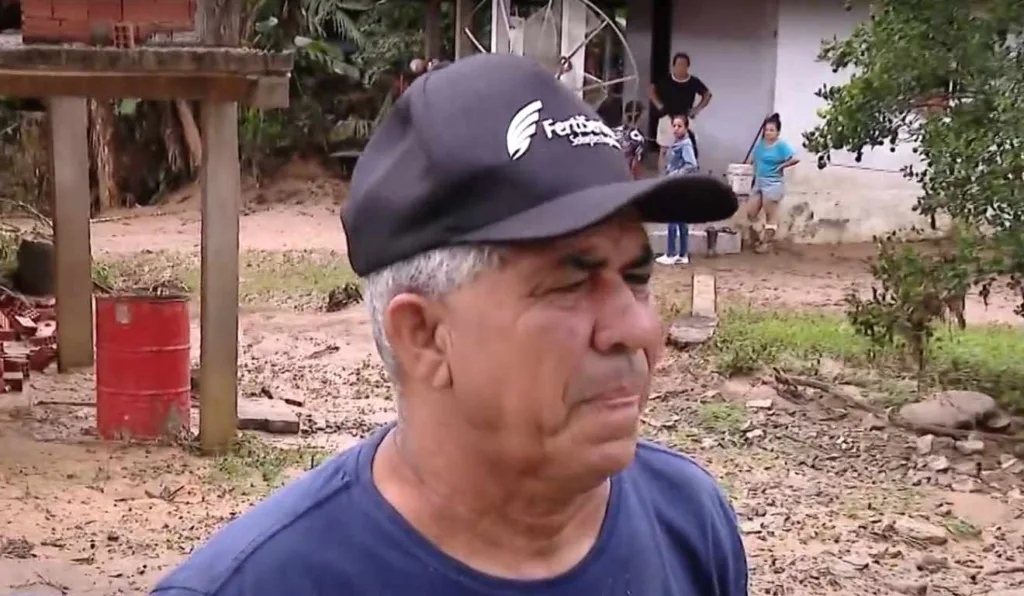 homem que teve a casa alagada em morretes após as chuvas