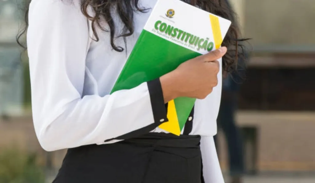 mulher segurando a constituição