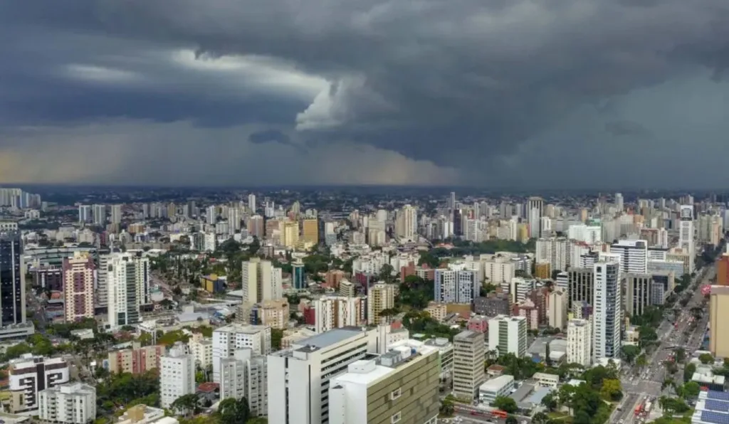 Previsão do tempo para Curitiba amanhã (21/02/2025), segundo o Climatempo