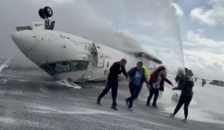 avião caido de ponta cabeça no canada