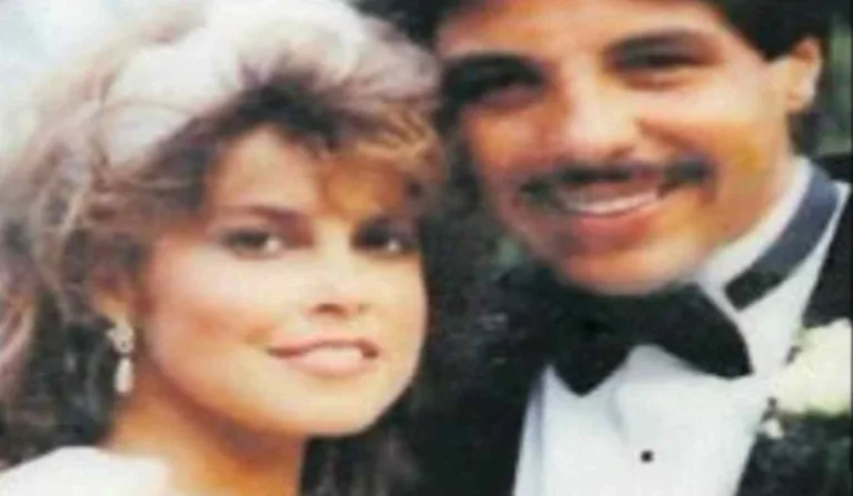 Richard Batista e Dominic Barbara lado a lado, durante casamento, como noivo e noiva.