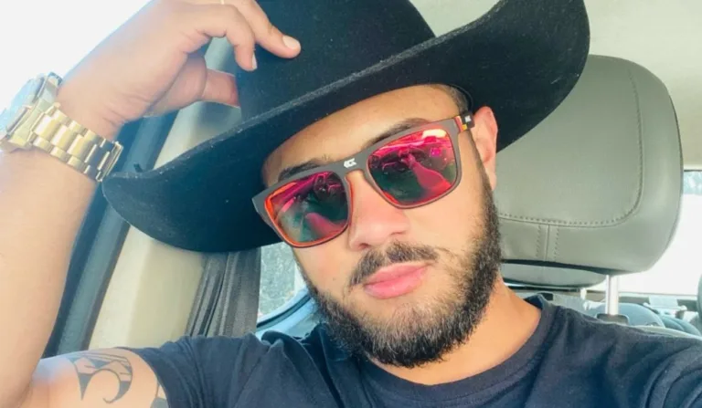 Homem com a mão na chapéu foi morto com um tiro acidental pelo amigo