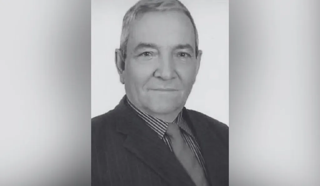 foto de um homem em preto e branco