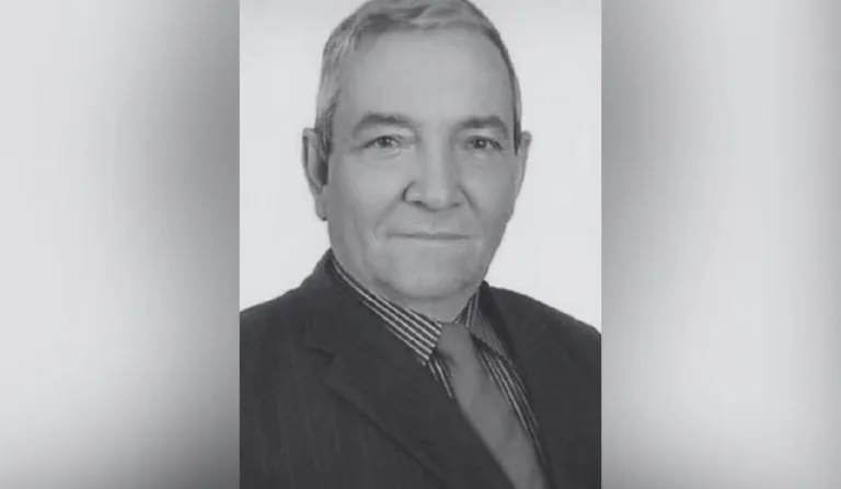 foto de um homem em preto e branco