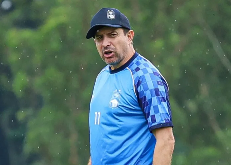 Tcheco, técnico do Paraná Clube.