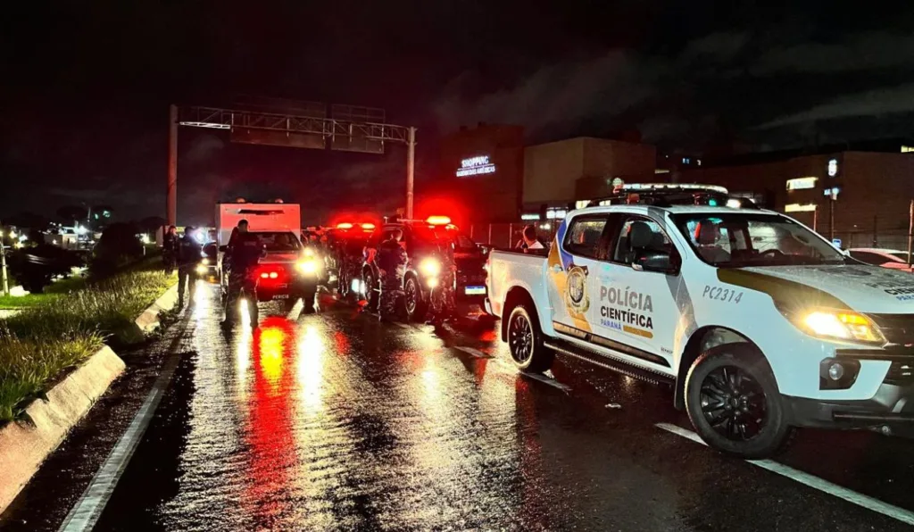 Policiais da RONE da Polícia Científica, em pista da BR-277, em Curitiba
