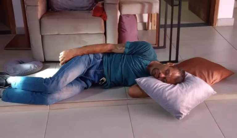 Homem invade casa, dorme e é acordado pela polícia no PR