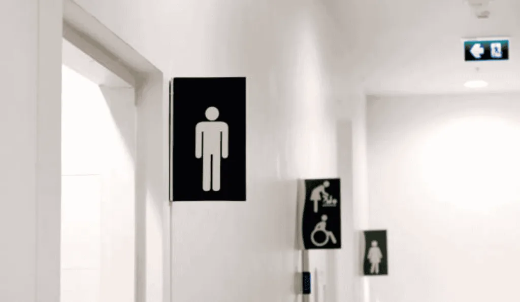 homem filma criança no banheiro