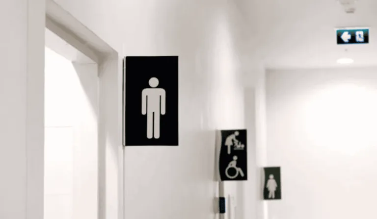 homem filma criança no banheiro