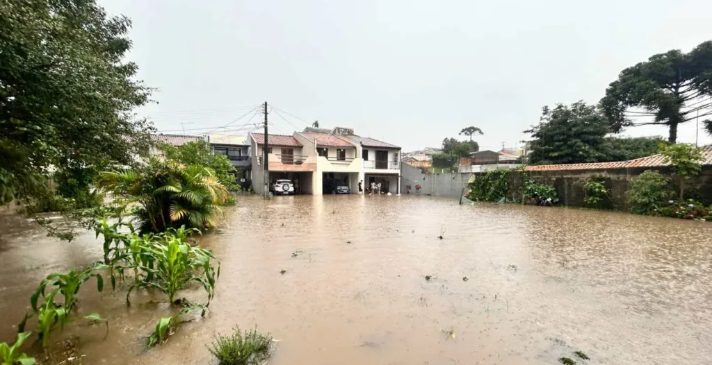 Casas foram invadidas pela água e um muro desabou no Xaxim. Moradores perderam móveis e eletrônicos com os alagamentos por causa da chuva
