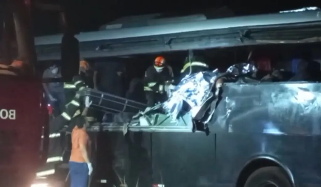 Acidente entre ônibus de estudantes e caminhão deixa ao menos 12 mortos