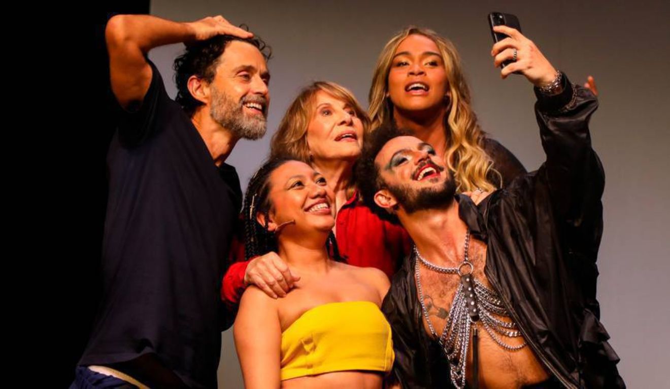 Elenco da peça 'Ao Vivo (dentro da cabeça de alguém)'.