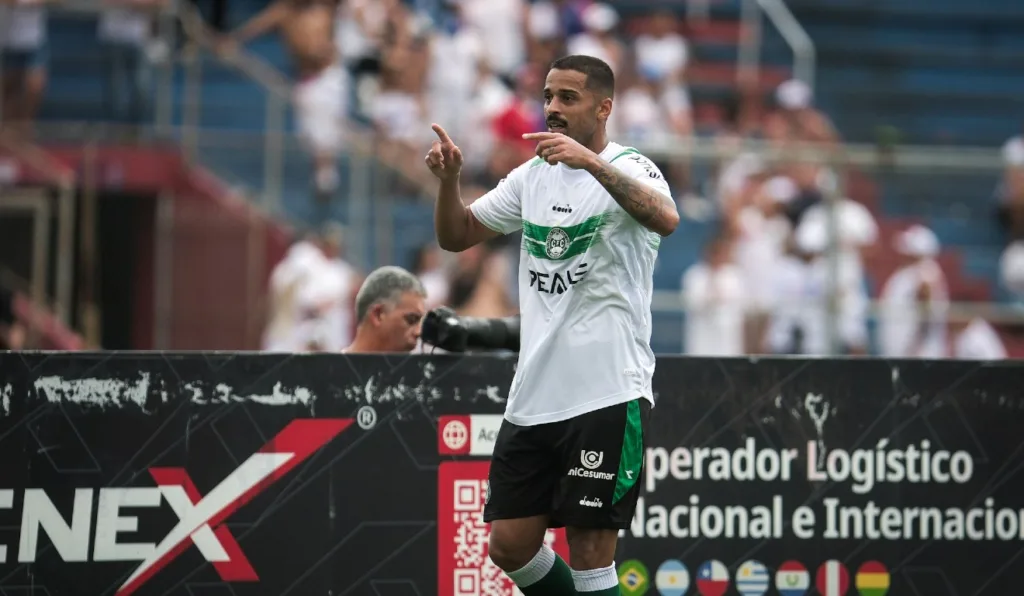Dellatorre comemora gol do Coritiba no clássico com o Paraná Clube