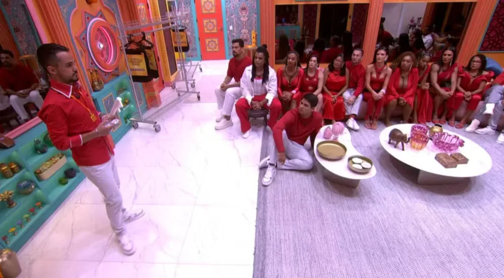 João Gabriel aponta brothers em Na Mira do Líder (Imagem: Reprodução / globoplay)